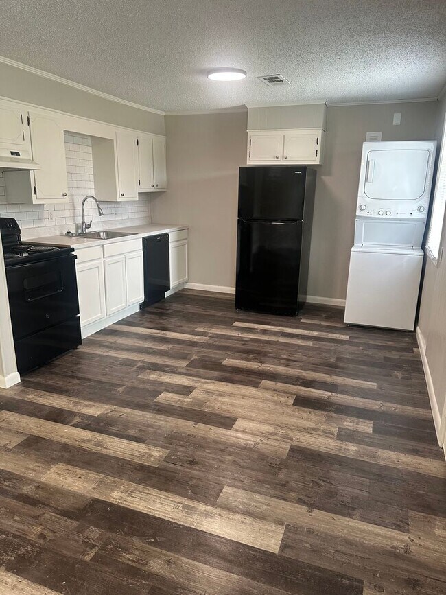 Primary Photo - Newly Remodeled 2 Bedroom, 1 Bathroom Triplex