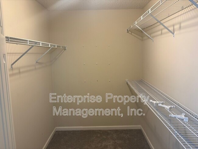 Building Photo - 6894 Hedgewood Ln