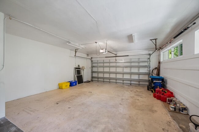 Building Photo - 632 N Lakeside Dr