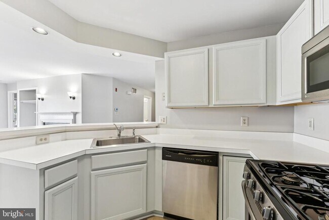 Building Photo - 13117 Millhaven Pl