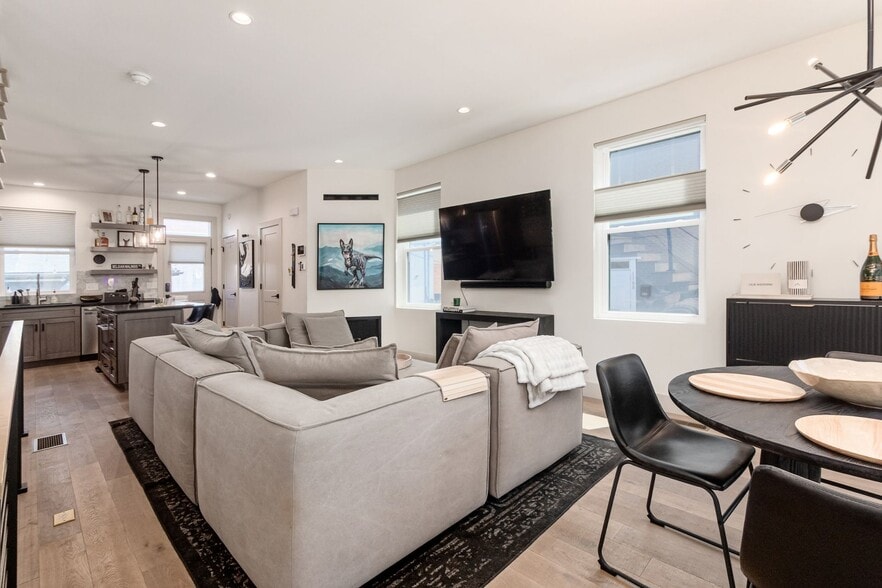 Building Photo - 1196 Hamlet St