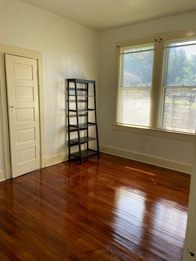 Building Photo - 4 Bed 2 Bath Rental