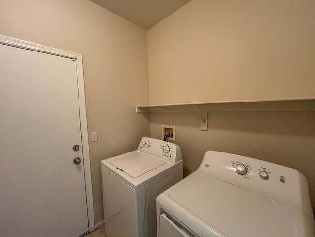 Building Photo - Charming Single-Story Home in a Prime Loca...