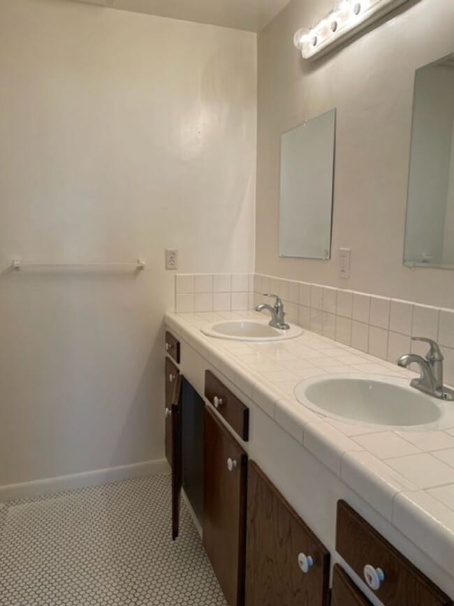 Building Photo - 3 bdr 2 bath Home on Huge lot.