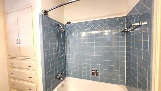 Building Photo - Beautiful 3 Bed 2 Bath Corner Lot