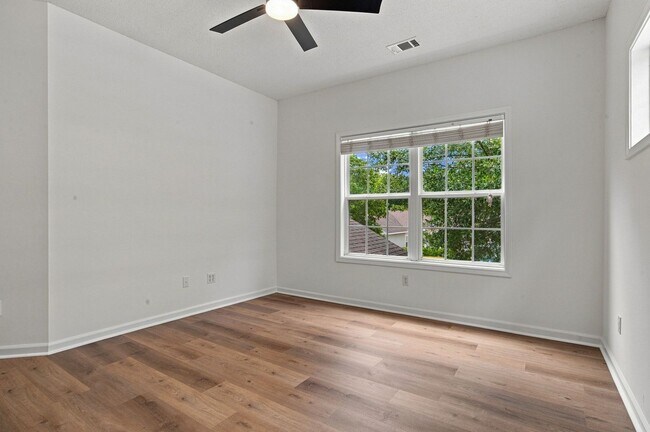 Building Photo - 13 Paddington Ln