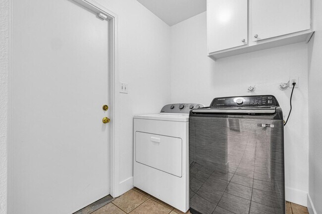 Building Photo - 6 bed/ 3.5 bath