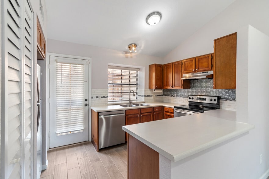Building Photo - 4901 E Kelton Ln