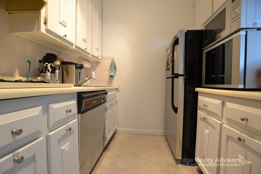 Building Photo - 65 E India Row