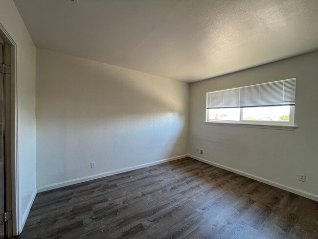 Building Photo - Beautiful 4 Bedroom 2 Bathroom Home