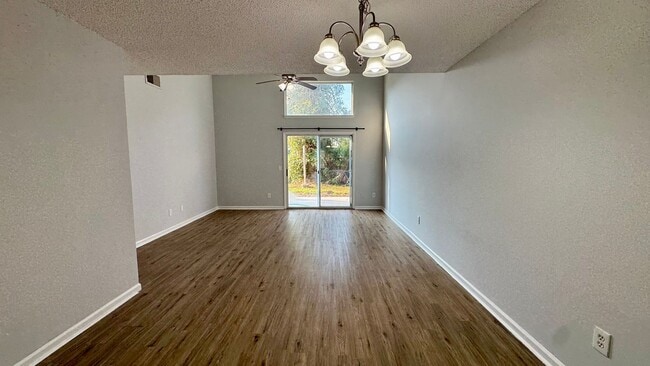 Building Photo - Charming and Conveniently Located Townhome...