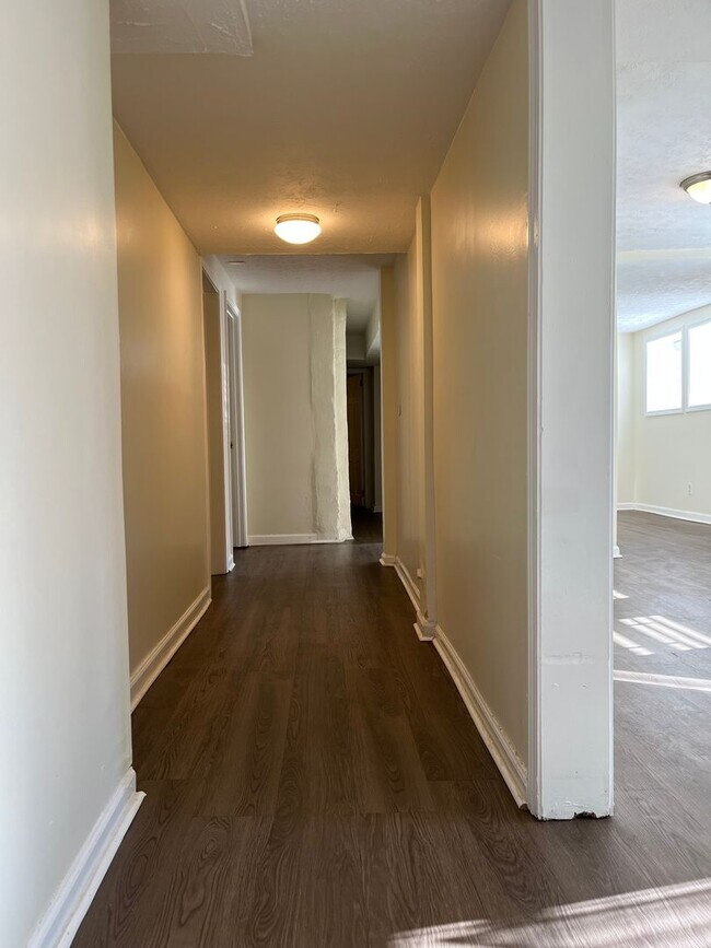 Building Photo - Spacious 3/2 Duplex Unit w/ Bonus Room Min...
