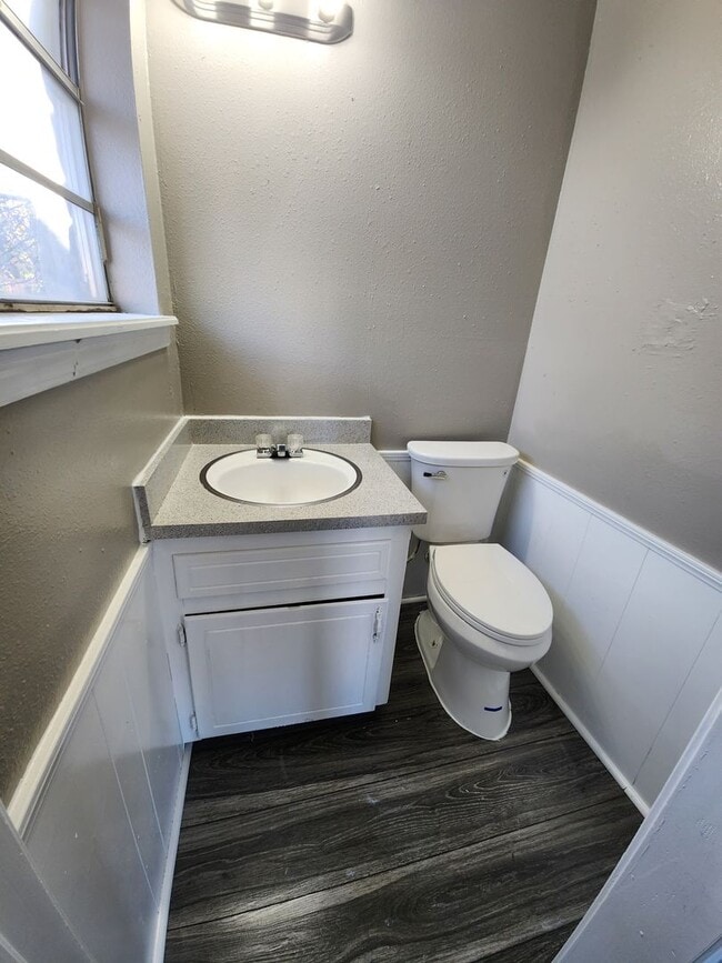 Building Photo - Charming 5 Bedroom House