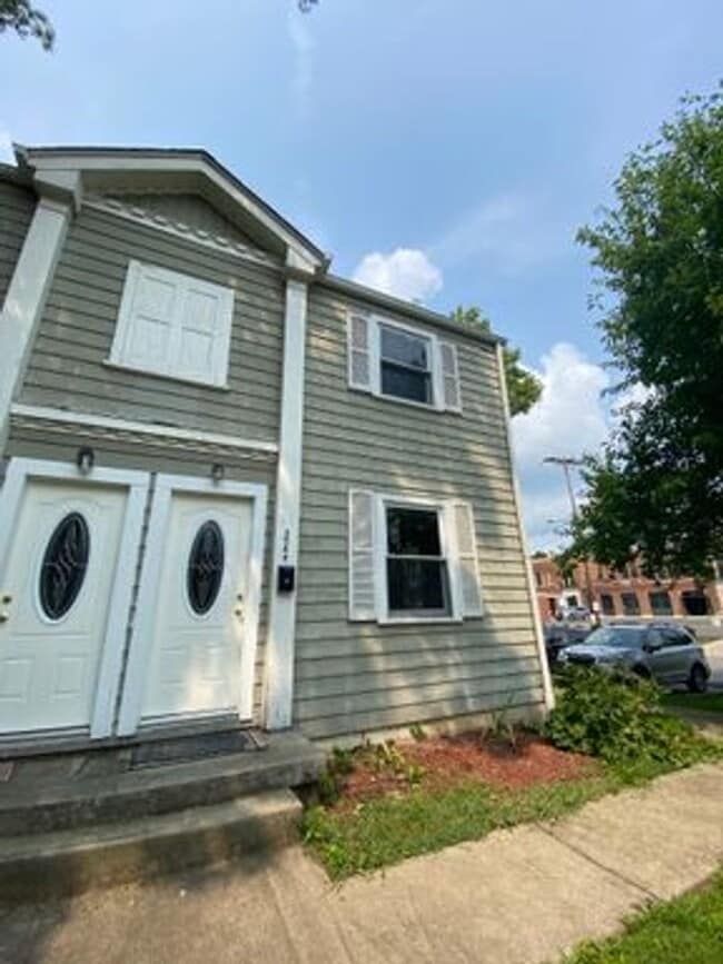 Building Photo - 2 bedroom 1 bath townhouse