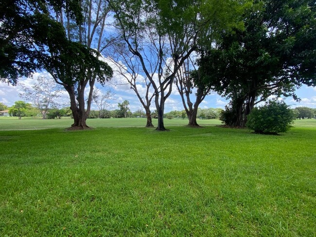 Building Photo - 1055 Country Club Dr