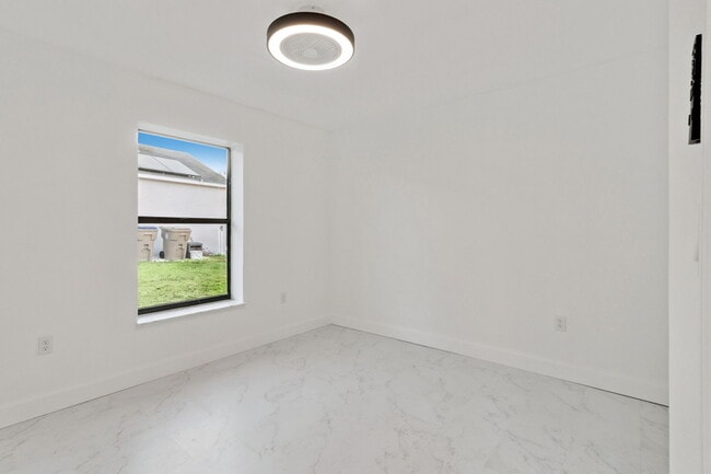 Building Photo - 527 Glade Ct