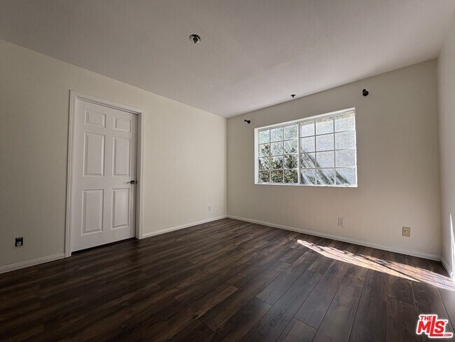 Building Photo - 741 Venice Way