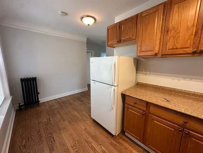 Building Photo - Nice 1 Bed w/Dining Room and Newer Kitchen and Bath at Roger's Glenwood District