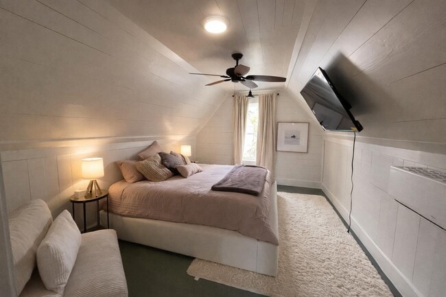 Building Photo - 5036 Golden Forest Dr