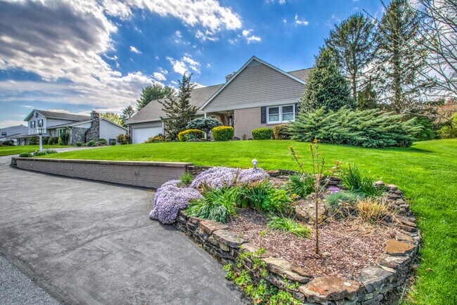 Building Photo - 1827 Larchmont Ln