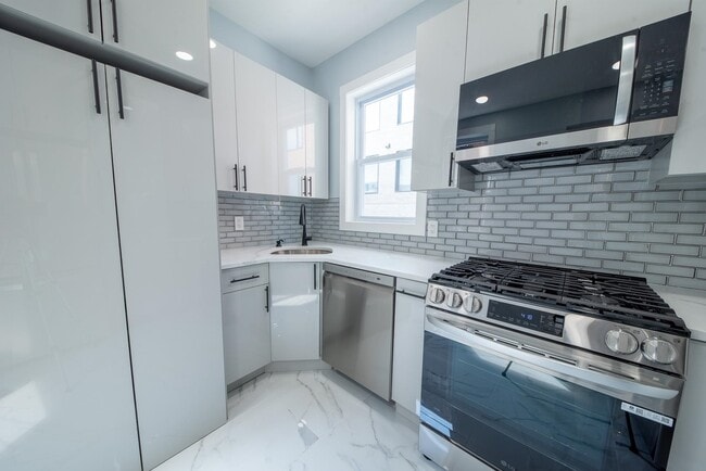 Building Photo - 1409 Manhattan Ave