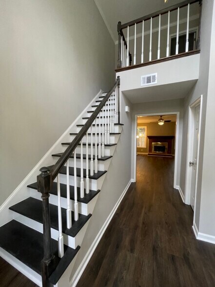 Building Photo - 512 Salem Woods Dr SE