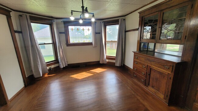 Building Photo - 612