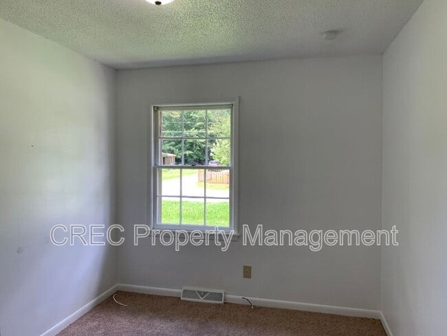 Building Photo - 205 Pinewood Dr