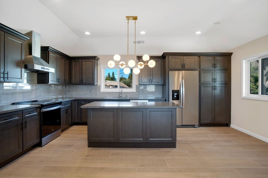 Building Photo - 7635 Fallbrook Ave