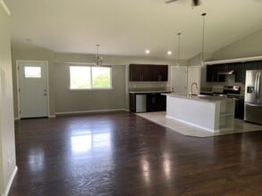 Building Photo - 3 bed/2 bath - Ready to Move In