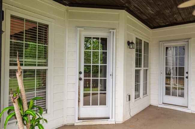 Building Photo - 4117 Chastain Dr