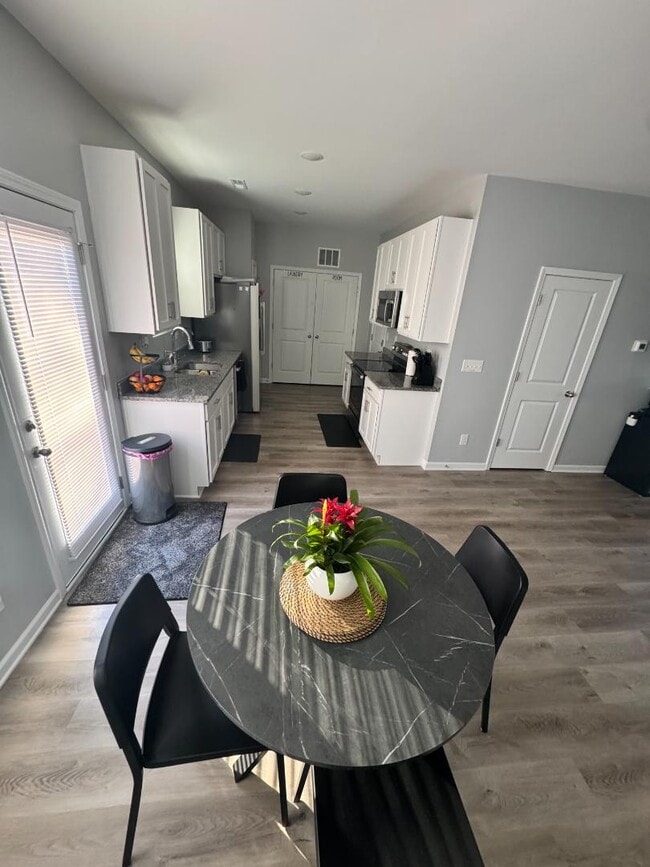 Building Photo - 2611 Carsten Ave