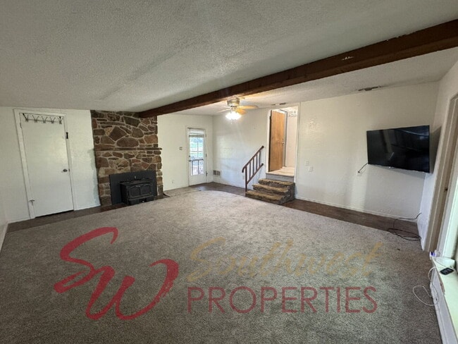 Building Photo - 2 bedroom 2 bath on a 12 acre paradise!