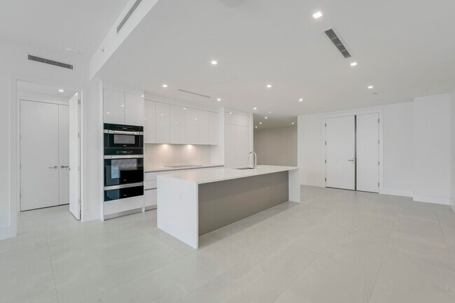 Building Photo - 220 Lake Shore Dr