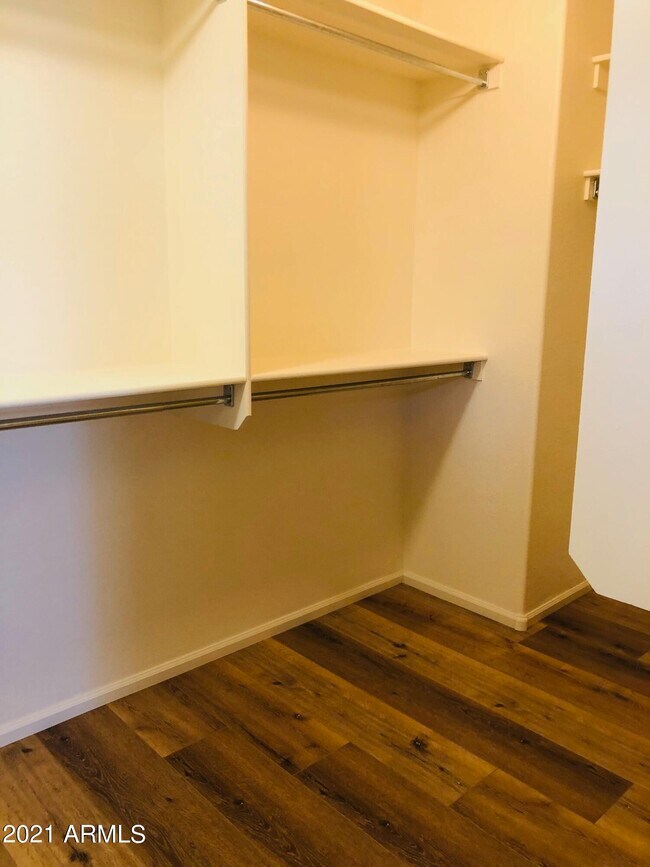 Building Photo - 2528 W Straight Arrow Ln