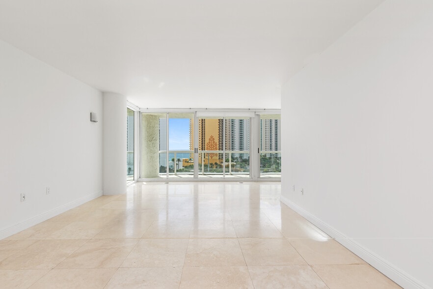 Building Photo - 16400 Collins Ave