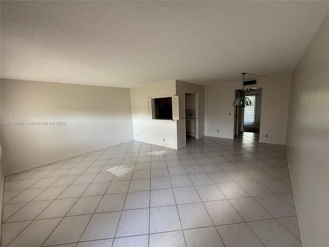 Building Photo - 447 Fanshaw K