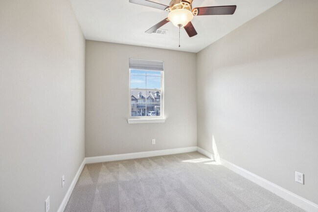 Building Photo - 3 BR/2.5 BA Luxury Townhome