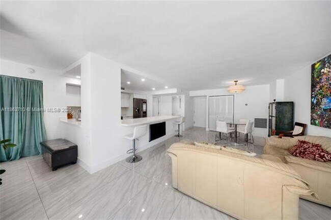 Building Photo - 2655 Collins Ave