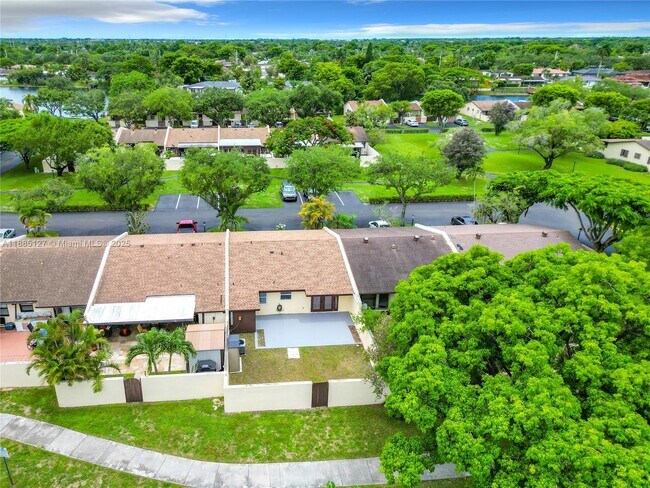 Building Photo - 13804 Kendale Lakes Dr