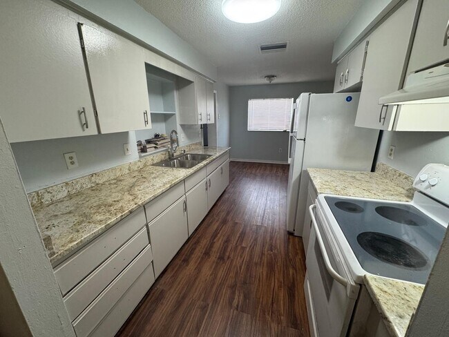 Building Photo - Charming Three Bedroom One Bathroom House ...