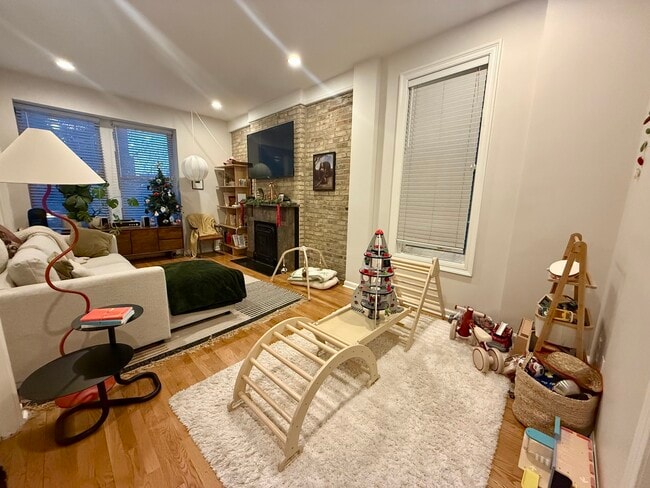 Building Photo - 1903 N Sheffield Ave