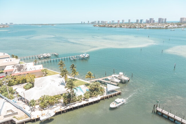 Building Photo - 2650 Lake Shore Dr