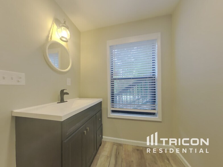 Building Photo - 3720 Pine Brook Dr