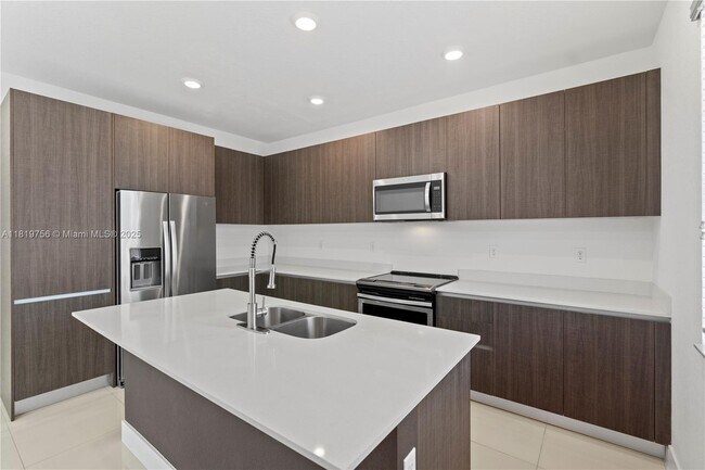 Building Photo - 535 SW 91st Pl