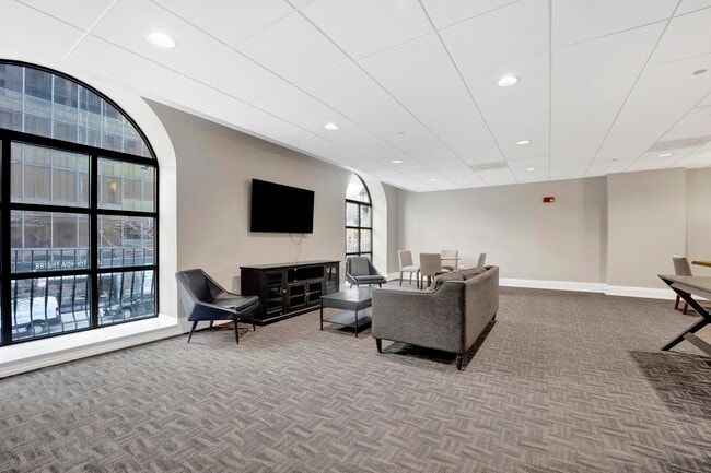 Building Photo - 630 N State St