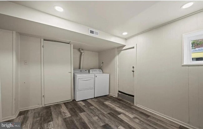 Building Photo - 3030 Windsor Ave