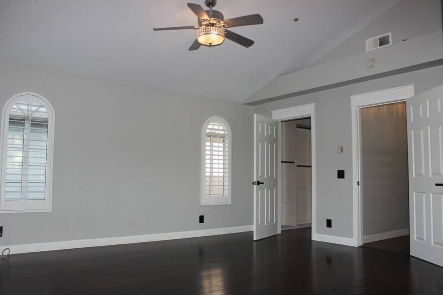 Building Photo - 9165 1/2 Noble Avenue