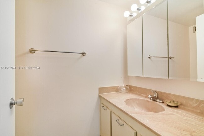 Building Photo - 2500 Parkview Dr