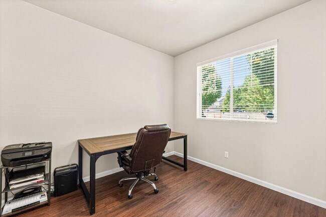 Building Photo - Fully Furnished 5-Bedroom Horizon Pointe H...